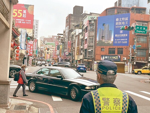 今年桃園市汽機車未禮讓行人違規暴增，警方將加強取締。圖／桃園交大提供