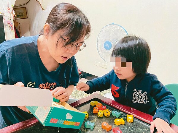 倪彩菁（左）擔任寄養家庭，近3年陸續照顧4名有早期療育與醫療需求的孩童。圖／新竹市政府提供