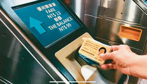 高雄敬老卡享每月999次公車免費福利,加上捷運半價,遲遲沒納入計程車。圖/高雄市社會局提供