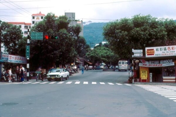 1982年，臺北市天母一路與天母二路（路口以右）、天母三路（路口以左）交會處（今中山北路與天母東西路交會處）往北望，遠方陽明山上可見中國文化大學的校舍。（張哲生提供）
