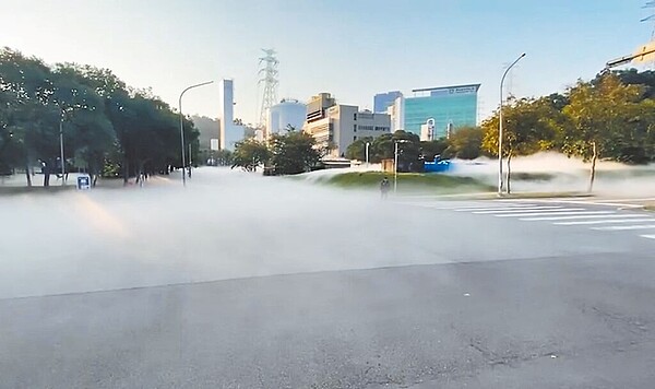 新竹科學園區力行四路一帶,昨天(28日)清晨7時許突然出現白色煙霧,現場白霧沿著地面緩緩散布,有如阿里山雲海。圖 /
新竹市消防局提供