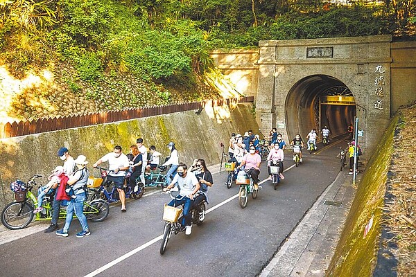 九號隧道是台中市后豐鐵馬道招牌景致，全長1.2公里，是台鐵舊山線最長一座隧道，隧道內清涼明亮。（台中市政府提供／陳世宗台中傳真）