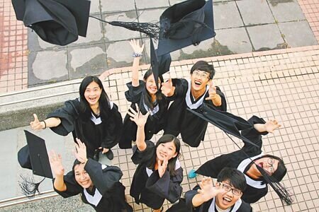 國內就業低薪充斥,大學畢業生掀起海外求職風氣。(本報資料照片)