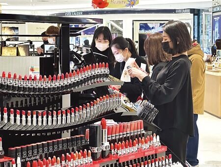 百貨業受惠於報復性消費潮,去年總營業額達3,946億元,超越疫情前水準。圖∕本報資料照片