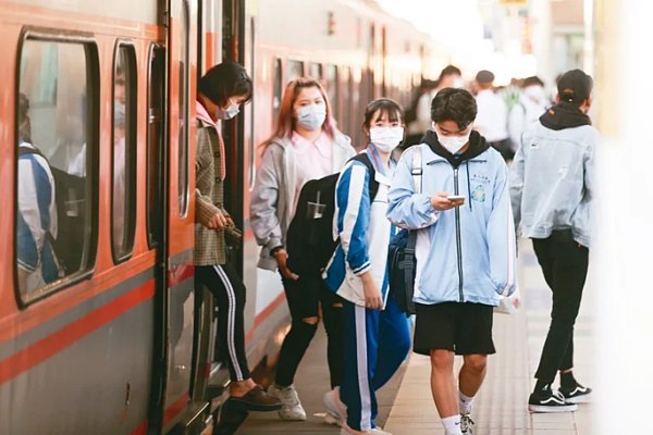 新竹市政府指出,將攜手新竹縣、桃園市與苗栗縣爭取「桃竹竹苗生活圈通勤月票」。聯合報資料照片