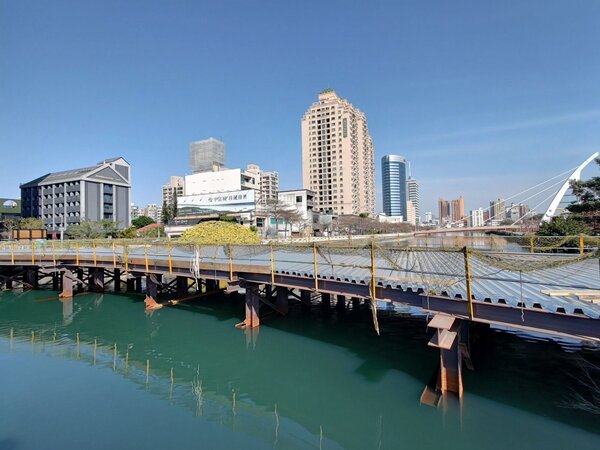 位在台17線上的臨安橋為台南中西區、安平區主要幹道橋梁，為改善結構安全及完成運河遊船計畫，4月上旬將開放2側鋼便橋替代道路，同時封閉改建原本的舊臨安橋，預計2025年上半年完工。圖／台南市工務局提供