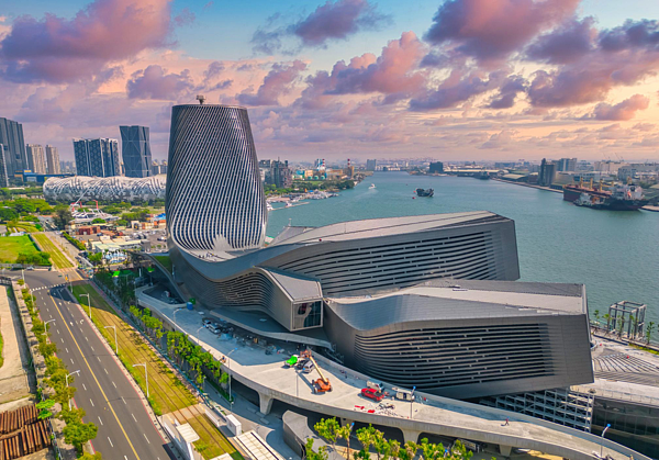 高雄港旅運中心外形有著鯨魚般的流線外型，佇立在高雄港灣十分亮眼。圖／高市觀光局提供