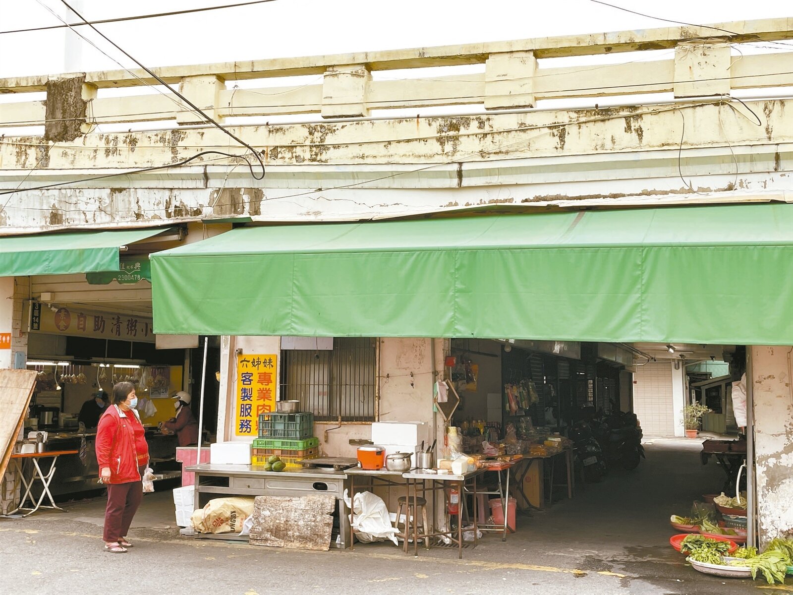 嘉市北興市場剩20幾攤實際在經營,又面臨鐵路高架化拆除陸橋後去留問題。記者林伯驊/攝影