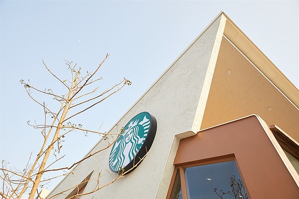 星巴克「竹東杞林門市」,以竹東古名樹杞繁茂成林的由來,門市以「綠意杞林,氤氳咖啡」為主題,門市外種植了翠綠杞林與新竹縣花茶花。圖/星巴克提供