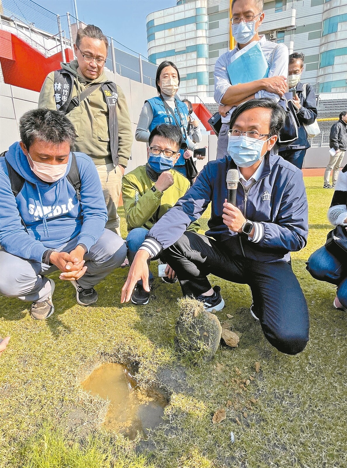 新竹市議會棒球場改善監督小組昨首度到場會勘，發現新竹近日沒下雨，但先前挖掘的坑洞積水仍未消退。記者張裕珍／攝影 