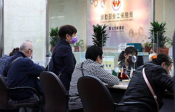 勞保局今天會將去年新制勞退的投資收益,分配到勞工個人帳戶中,因去年投資慘賠,平均每位勞工帳戶會被倒扣一點八二萬元。記者杜建重/攝影
