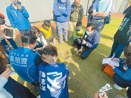 
新竹市議會棒球場新成立的改善監督小組，1日也首度至棒球場實地了解改善進度與相關缺失。（陳育賢攝）
