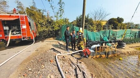 
雲林縣崙背鄉草湖村堤防防風林24小時內4度起火，民眾協助提供井水滅火。（周麗蘭攝）
