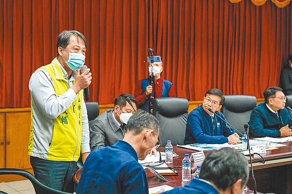 宜蘭縣政府計畫增設「冬山交流道」,可行性評估提送高速公路局審議未過,冬山鄉長林峻輔(左一)向交通部長王國材(右二)請命,強調冬山交流道攸關未來蘇花改分流與地方區域發展,盼中央聽取地方意見、重視冬山。(李忠一攝)