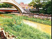 遭工地泥水汙染　竹北豆子埔溪變黃河