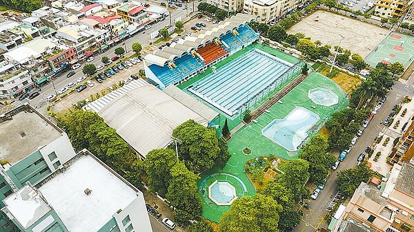 桃園市立游泳池水深2米、10個水道,為市內唯一符合戶外標準游泳比賽場地。(桃園市體育局提供/陳夢茹桃園傳真)