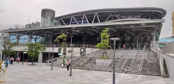 基隆市政府交通處長王圳宏建議,台鐵7點34分基隆發車的自強號加停南港站,方便通勤族轉搭台北捷運,間接疏解國道客運人潮。聯合報記者邱瑞杰/攝影