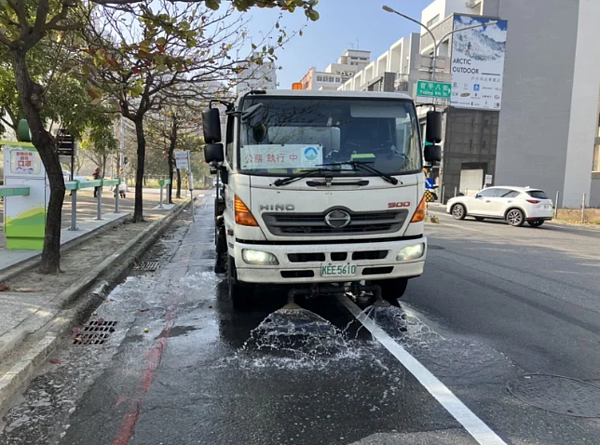 台南、嘉義地區昨天空氣品質不佳,南市環保局加強主要道路洗街,減少揚塵。圖/台南市環保局提供