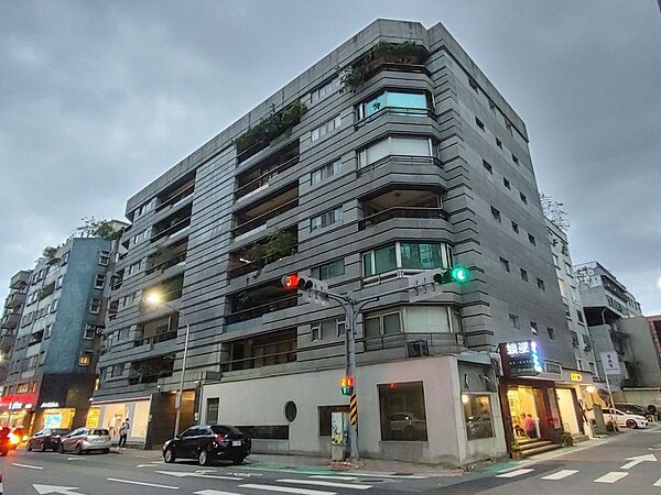 東區店面去年10月以1.72億轉手，已分割成3間出租。圖／台灣房屋提供