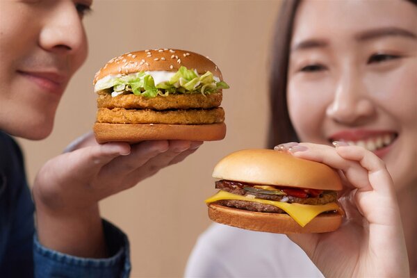 3月15日起，麥當勞菜單將新增「雙層麥香鷄」與「麥克雙牛堡」。圖／麥當勞提供