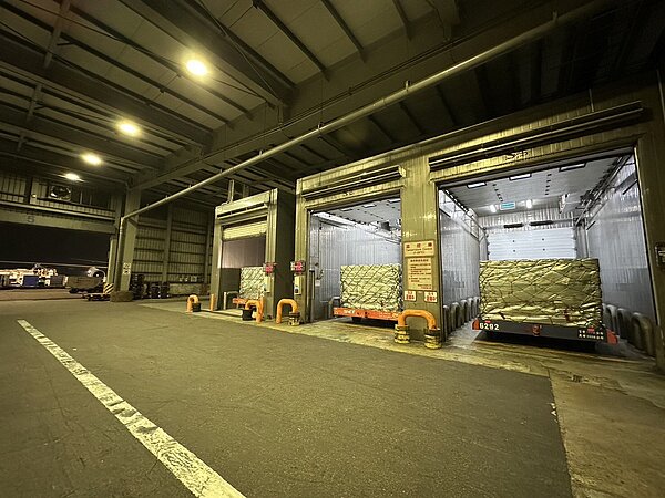 首批澳洲進口雞蛋上個月從雪梨機場,搭乘華航班機25日凌晨抵台,直接進入華儲倉庫,農委會表示,本周還有第二批。圖/農委會提供