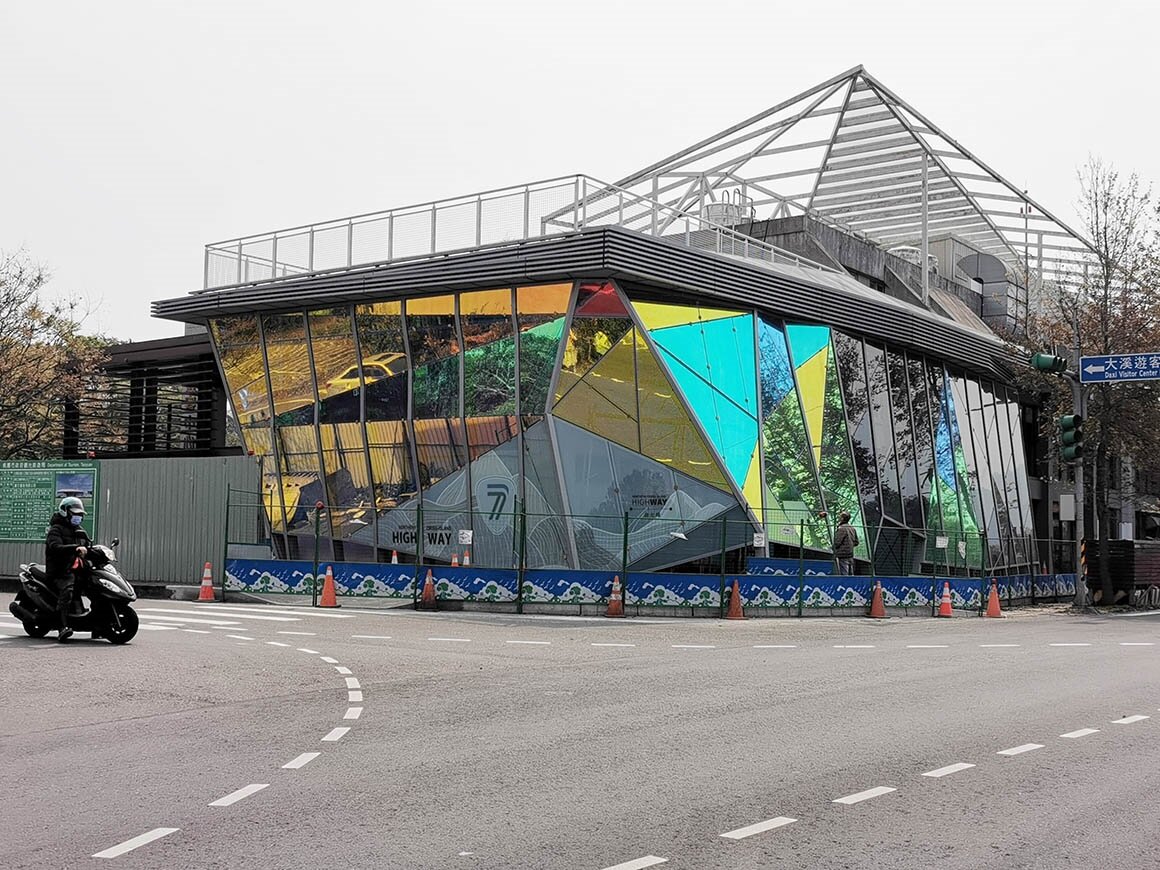 大溪經國紀念館玻璃牆面設計炫彩玻璃,陽光下折射光害,居民、旅遊業者批評反彈。記者曾增勳/攝影