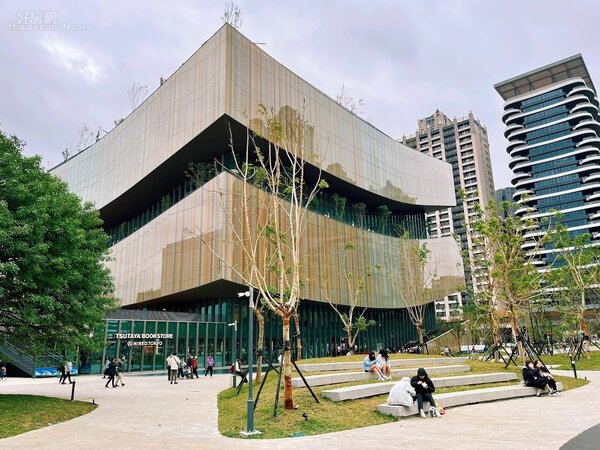 桃園市立圖書館新建總館位在桃園區中正藝文中心，是桃園市的精華區。(好房網News記者楊欽亮／攝影)