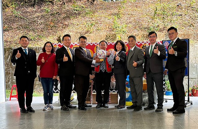 雙龍國小校長陳永輝贈送一顆足球隊隊員的親筆簽名足球，感謝永慶房產集團加盟四品牌中區經管會為偏鄉國小足球運動發展盡一份心力。