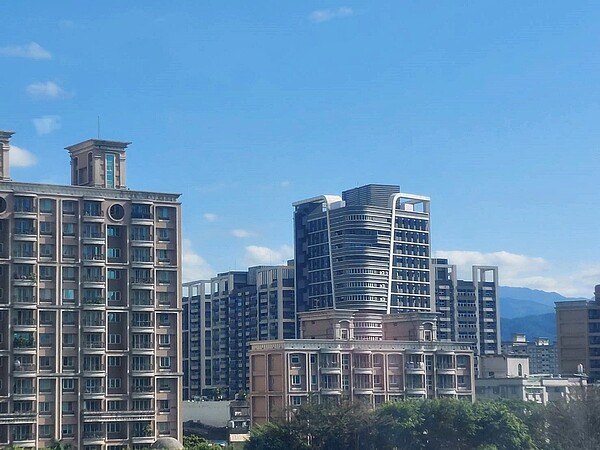 硬撐?「槓桿玩太大」建商... 專家曝「這時間」現危機! 這次《平均地權條例》修法針對預售屋限制換約採「不溯及既往」,可能削弱了殺傷力、衝擊房市的力道?圖/好房網News記者林和謙/攝