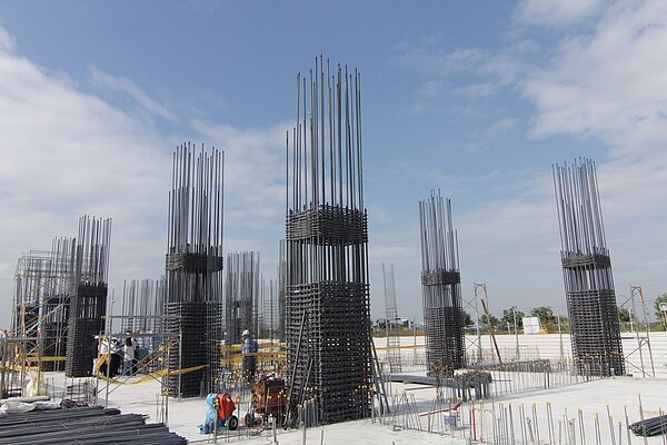 ■營建業採用系統化、自動化、對環境友善的工法施工,不僅減少總體碳排放量,更可改善缺工的困境,同時達成最佳的鋼筋施工品質,並有效提升房屋結構整體耐震力。