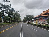 信義路一段快車道路面更新　行車舒適大提升