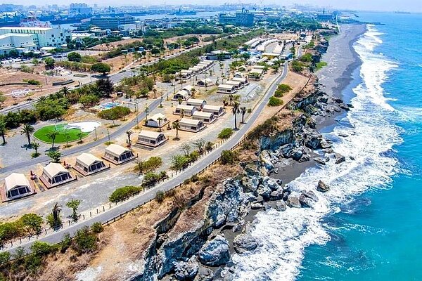 擁有無敵海景的旗津汽車露營區,4月底前不分平假日即享住宿折500優惠,再加贈1000元折價券1張,假日入住再加碼贈送露營樂無限暢飲的專屬啤酒杯(一帳2個)。(柯宗緯翻攝)