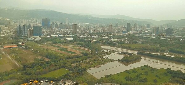 北台灣空氣昨霧矇矇，北台4市展開陸海空聯合稽查。（新北市環保局提供／葉德正新北傳真）