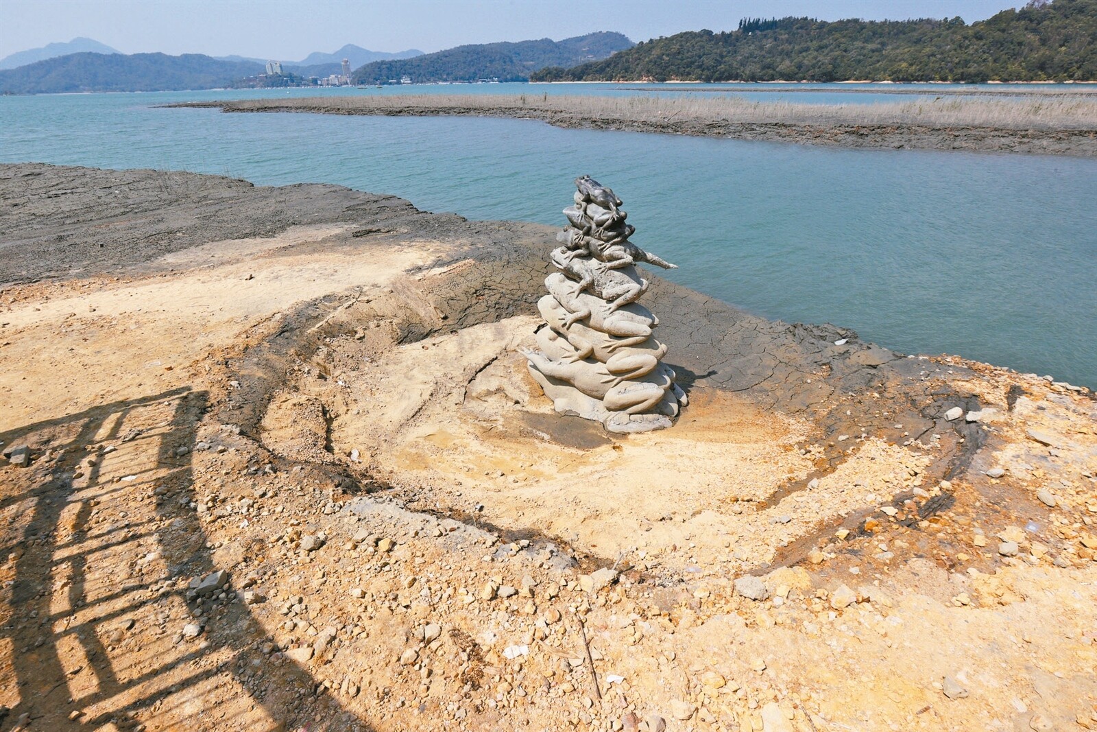 日月潭 九蛙全都露 中南部地區水情拉警報，日月潭因為農民春耕放水，著名的景點九蛙疊像皆露出水面，而且地面出現部分乾涸現象。記者黃仲裕／攝影 