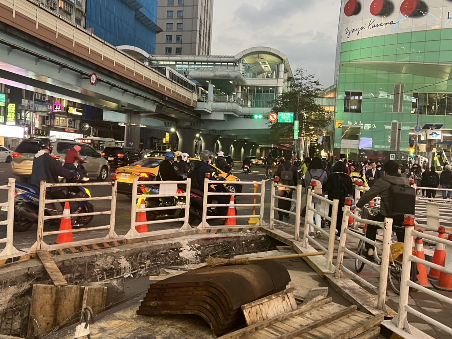 北市忠孝東、復興南路口下班尖峰時段人車交織，尤其現場有一側正在施工，行人與單車族擠在小小通道，緩慢前進，影響轉彎車流。記者林佳彣／攝影 