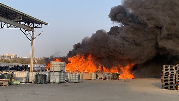 台南新市塑料棧板突起火冒濃煙,南市環局示警空品不良,提醒台南及北高雄8行政區居民閉窗因應。圖/聯合新聞網