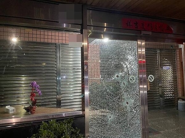 曾名列十大槍擊要犯盧照琴在嘉義縣經營的巨得集團公司,遭竹聯幫分子開五槍,打中鐵捲門及玻璃(圖),警方不排除建材生意糾紛引起。記者魯永明/翻攝