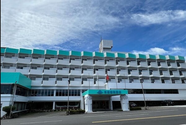 「東旭觀海酒店」因為耐震係數不足，被迫停業。圖／截自業者臉書粉專
