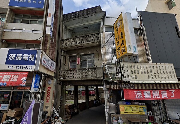 網友在台中清水看到一棟「蹦康厝」。圖／Google Map