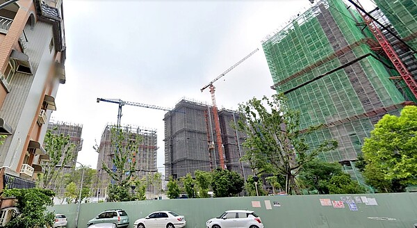 新竹預售案場冷得「像穿大衣」?專家曝房市買氣變化 黎采靖表示,與2020、2021年熱況相比,現在新竹預售屋有如「冬天穿大衣」,來客數確實減少,不過依舊有剛性自住買盤、長期置產的客群。圖/google map