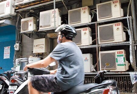 經濟部本月即將召開電價費率審議會,外傳電價可能調漲3成。(本報資料照片)