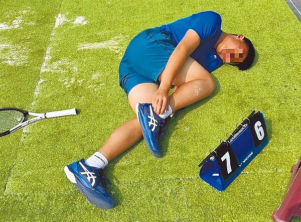 高雄市左營區福山國中張姓選手2日參加全中運新竹縣網球資格賽，取得領先優勢時，竟因場地凹陷，腳踝當場「翻車」扭傷、倒地不起。（家長提供／袁庭堯高雄傳真）