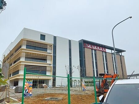 桃園市楊梅體育園區跆拳道暨運動場館預計7月完工,地方擔憂啟用後附近地區交通狀況恐打結,市府改善並拓寬周邊道路,盼解決交通隱憂。(蔡明攝)