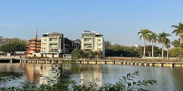 畫面前方建物的右邊空地,新的地主變成天玉集團旗下的龍騰建設。圖/顏瑞田