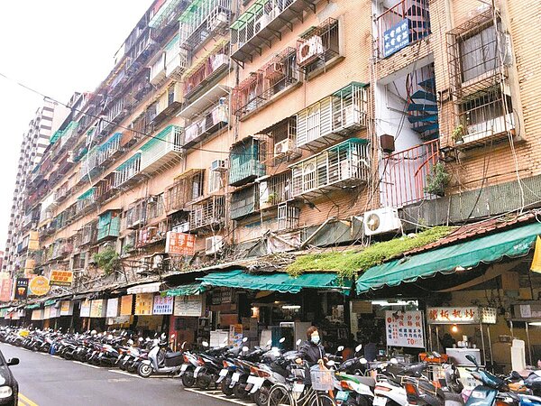 大安區信維整宅大樓年久失修,卻遲遲無法都更。本報資料照片
