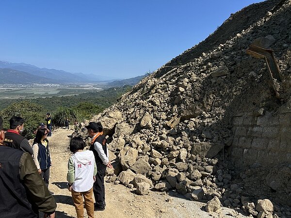 花蓮縣六十石山是重要金針花景區，往東里方向聯外道路受918地震影響容易坍方，代理鄉長江東成等人會勘後，決定往東里方向即起封閉禁行。圖／富里鄉公所提供
