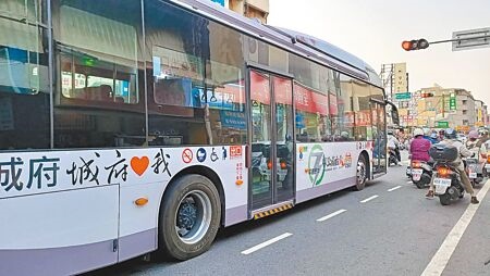 疫情以來，公車乘車需求減少而大幅減班，台南公車運量一度減班4成，公車司機嚴重流失，台南市目前公車司機缺員約1成。（曹婷婷攝）