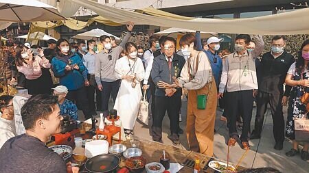 台南市長黃偉哲(前排右二)稱讚台日茶旅文化市集由民間自發台日文化交流。(程炳璋攝)