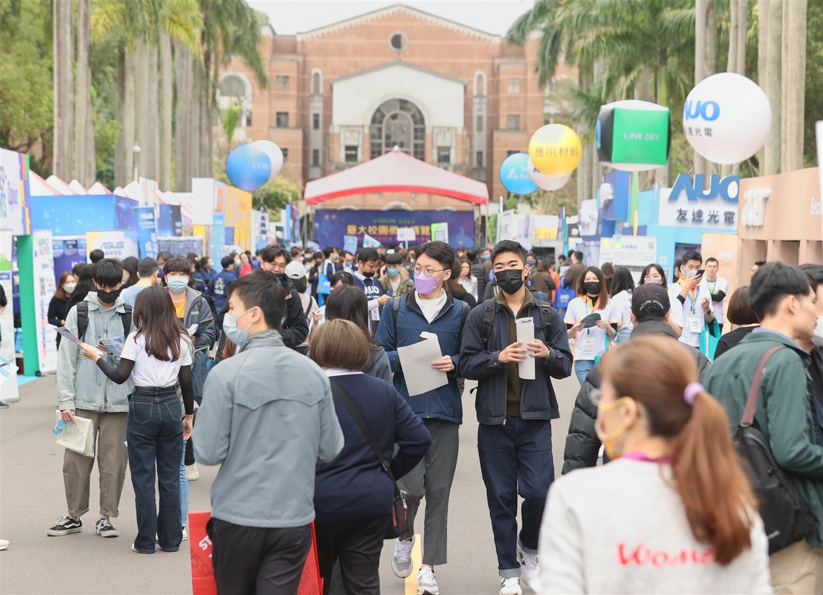 儘管人力銀行統計顯示景氣寒冬讓許多企業「遇缺不補」,但徵才博覽會依然人山人海,三百多家企業仍設攤位尋覓未來新人才。記者曾原信/攝影