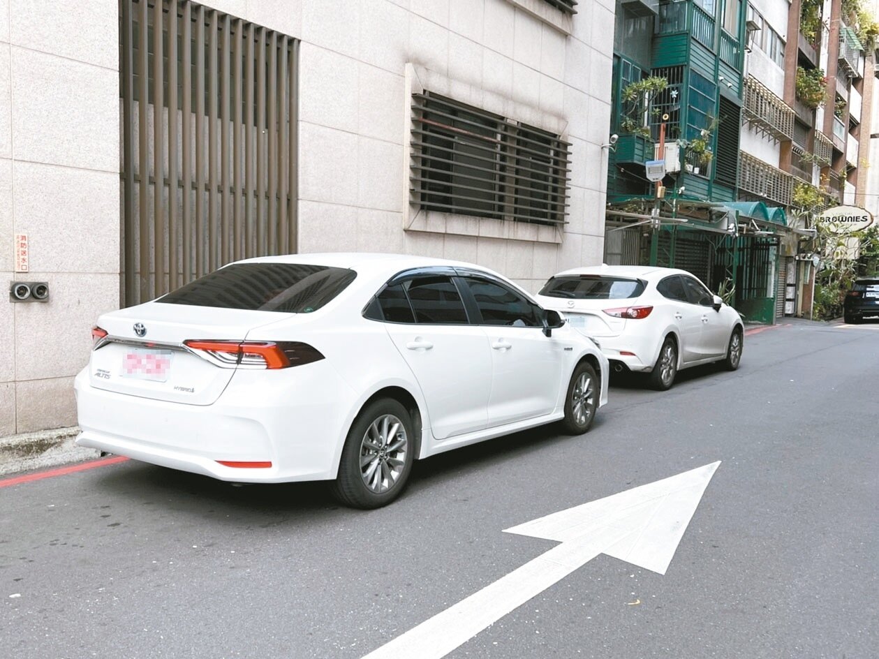 去年4月起限縮違停檢舉,北市議員認為「類違停」亂象頻傳,直呼街頭豈能不塞?記者林佳彣/攝影